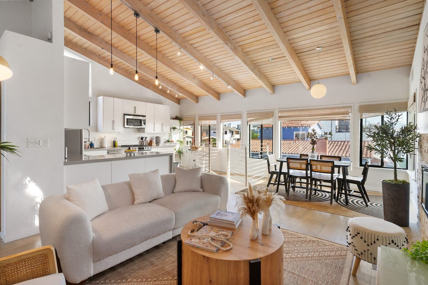 Luxe Retreat by the Beach — photo 2